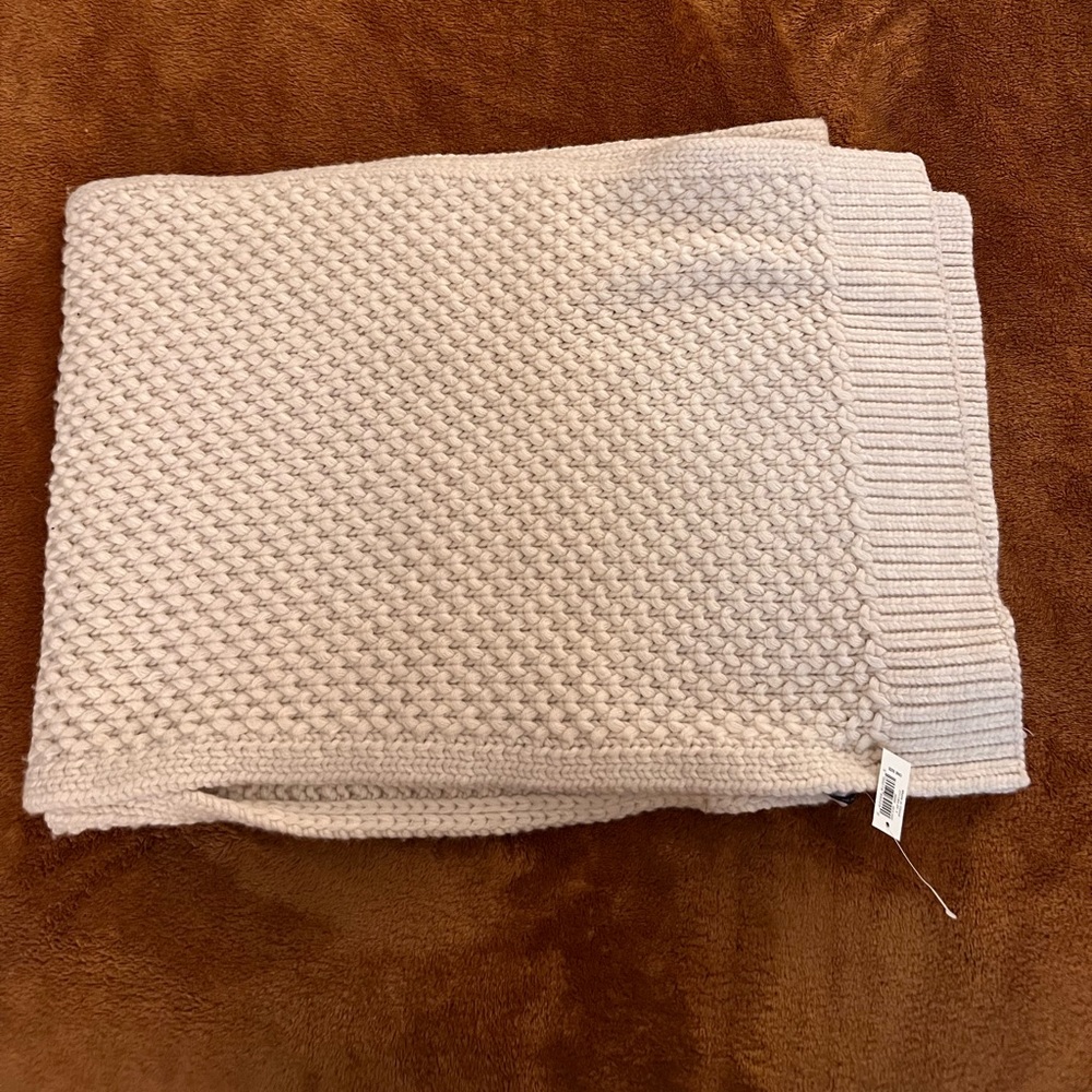 Banana Republic beige knit scarf